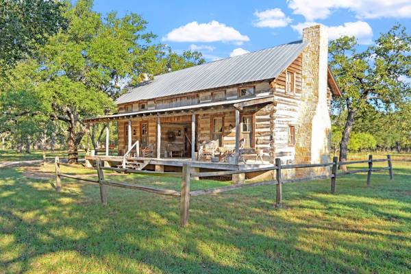 Our charming log cabin is built in the classic Southern “dogtrot” style, featuring sleeping quarters at each end connected by an open breezeway.